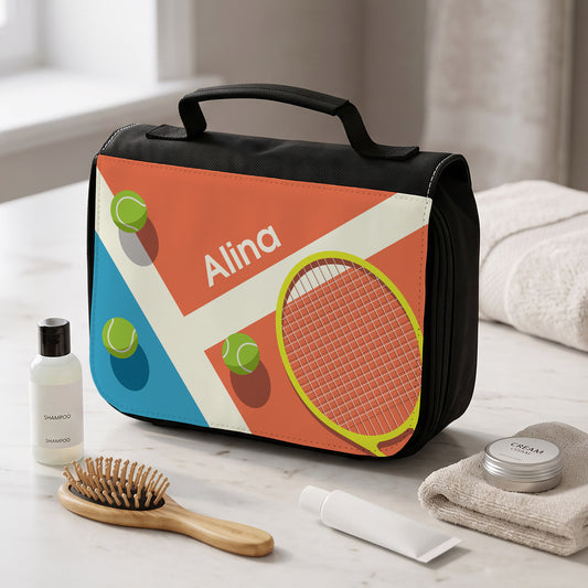 Personalisierte Tennis-Waschtasche mit Name Alina auf Badezimmerablage mit Pflegeprodukten