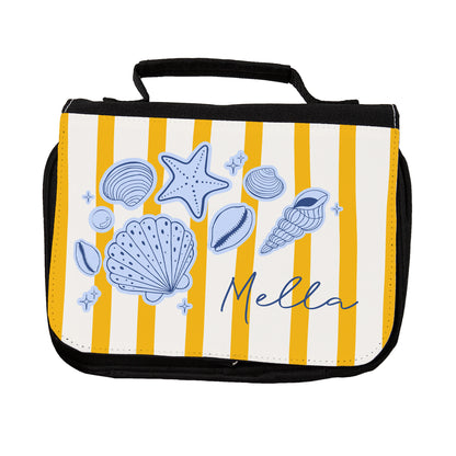 Personalisierte Waschtasche mit Name Mella, Muscheln, Seestern und gelb-weißem Streifenmuster auf weißem Hintergrund