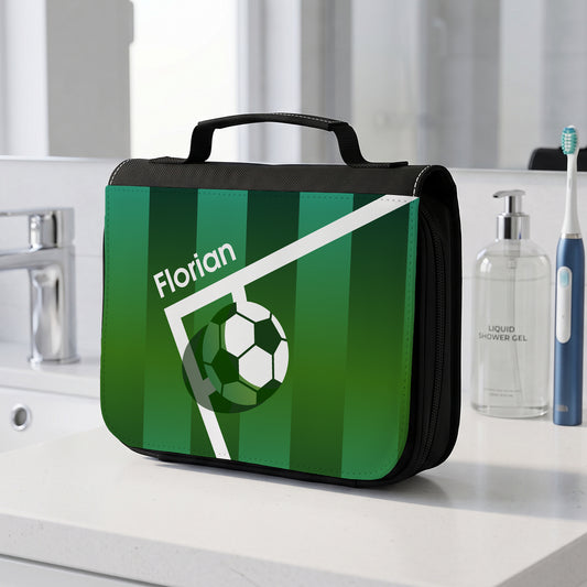 Personalisierter Fußball-Kulturbeutel mit Name Florian auf Badezimmerablage neben Zahnbürste und Duschgel