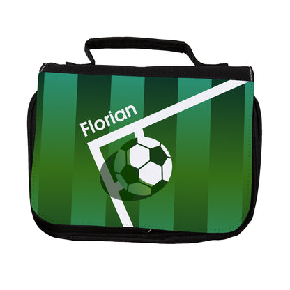Schwarzer Kulturbeutel mit Fußball-Motiv, grünem Spielfeld, Torlinie, Fußball und personalisiertem Namen Florian