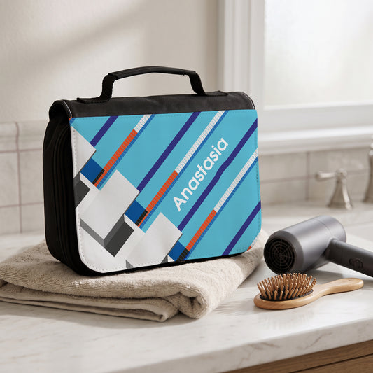 Personalisierte Schwimmen-Waschtasche mit Name Anastasia auf Badezimmerablage neben Handtuch, Bürste und Föhn