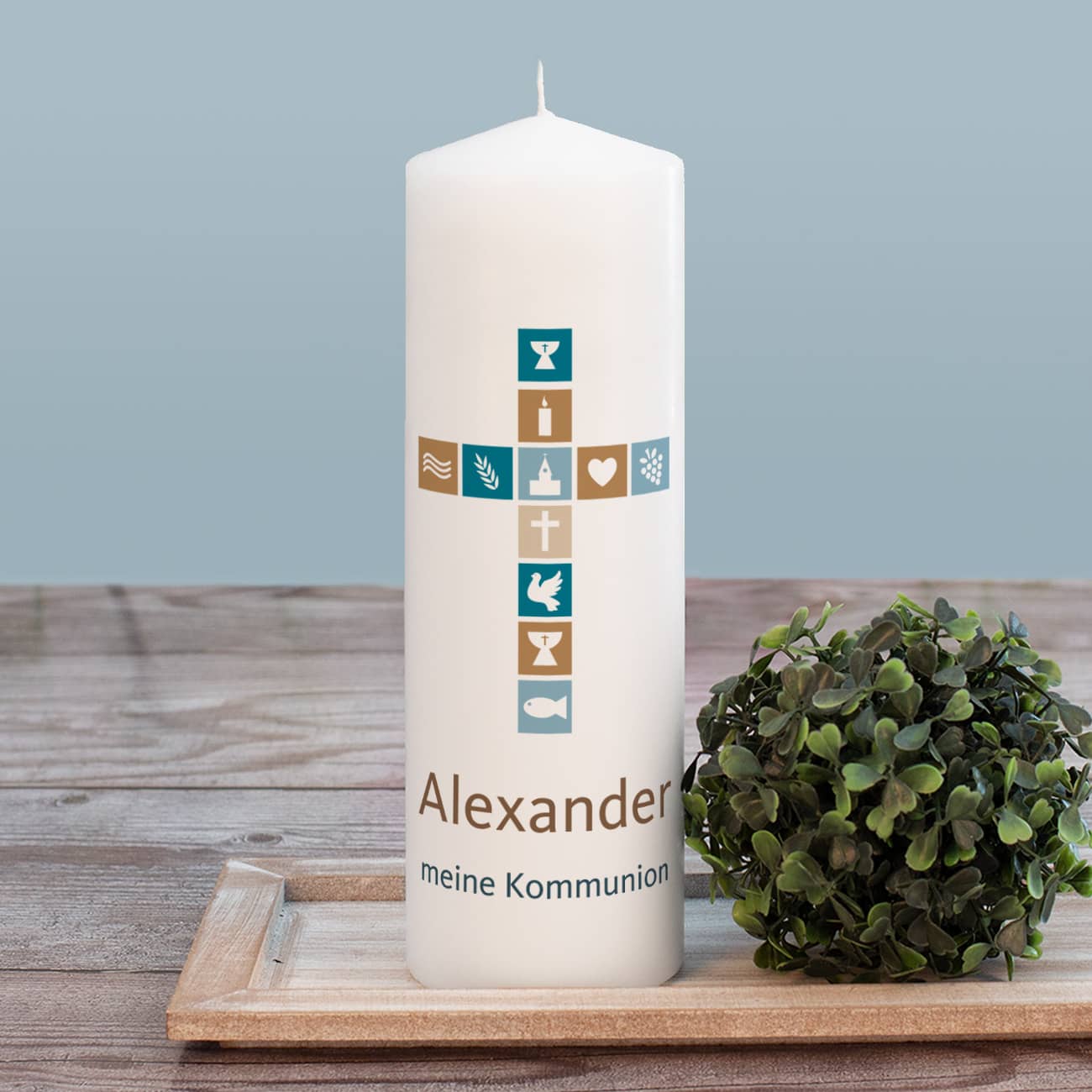 Kerze Kommunion mit Name, Wunschtext sowie Kreuz in blau und braun, 25 x 8 cm