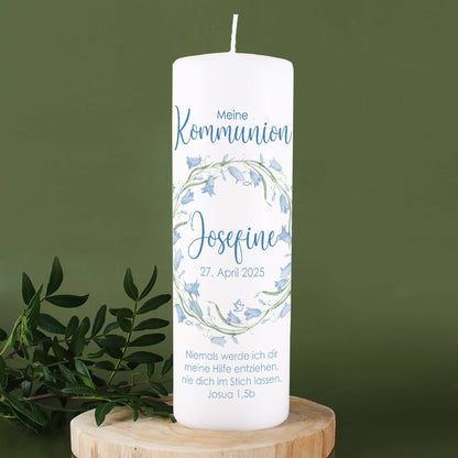 Kommunionkerze mit hellblauem Blumenkranz und christlichen Symbolen