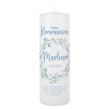 Kommunionkerze mit hellblauem Blumenkranz und christlichen Symbolen