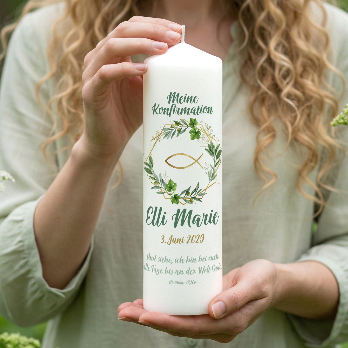 Personalisierte Kerze zur Konfirmation mit Ichthys Fisch, Öl und Wein-Zweigen, Name und Datum im modernen Design