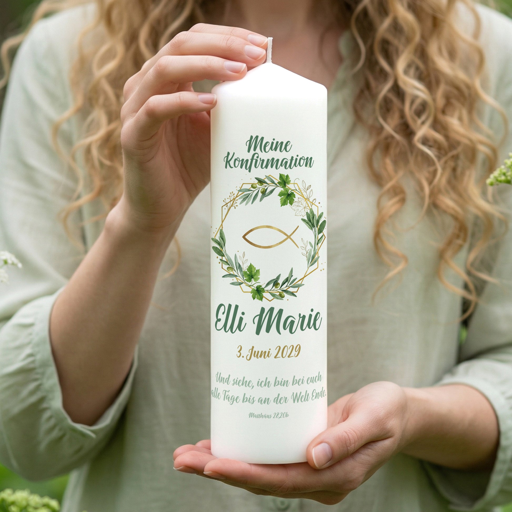 Personalisierte Kerze zur Konfirmation mit Ichthys Fisch, Öl und Wein-Zweigen, Name und Datum im modernen Design