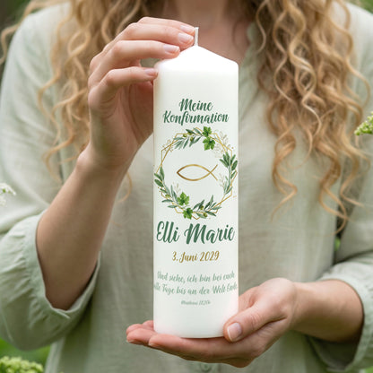 Personalisierte Kerze zur Konfirmation mit Ichthys Fisch, Öl und Wein-Zweigen, Name und Datum im modernen Design