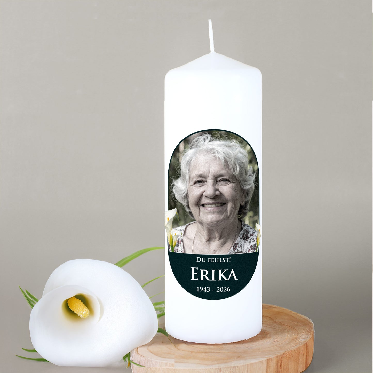 Trauerkerze auf Baumscheibe mit Calla Blume dekorativ platziert