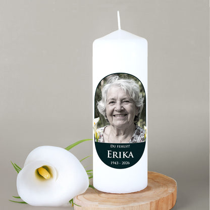Trauerkerze auf Baumscheibe mit Calla Blume dekorativ platziert