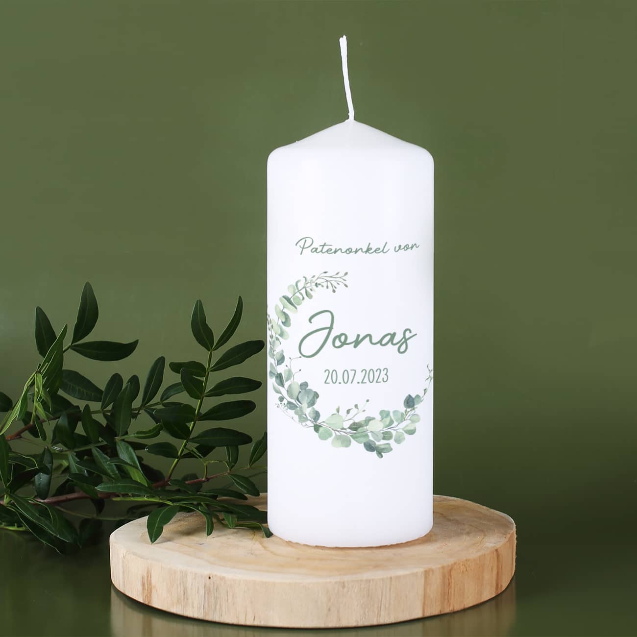 Weiße Patenkerze mit Eukalyptus-Motiv und individueller Widmung