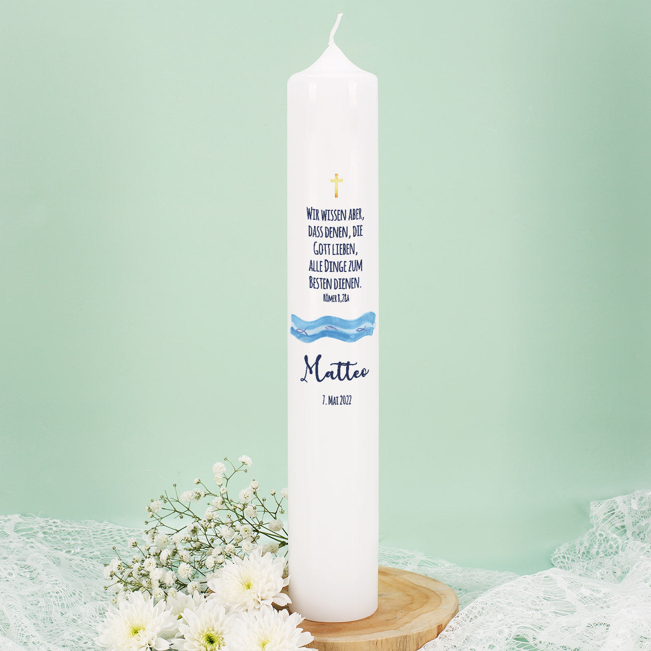 Rückseite der bedruckten Taufkerze mit Segelboot, Name, Datum und Wunschtext oder Psalm