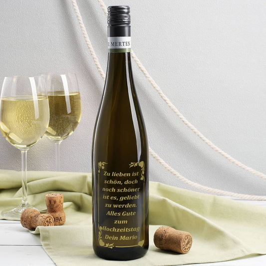 Weißweinflasche mit goldener Gravur