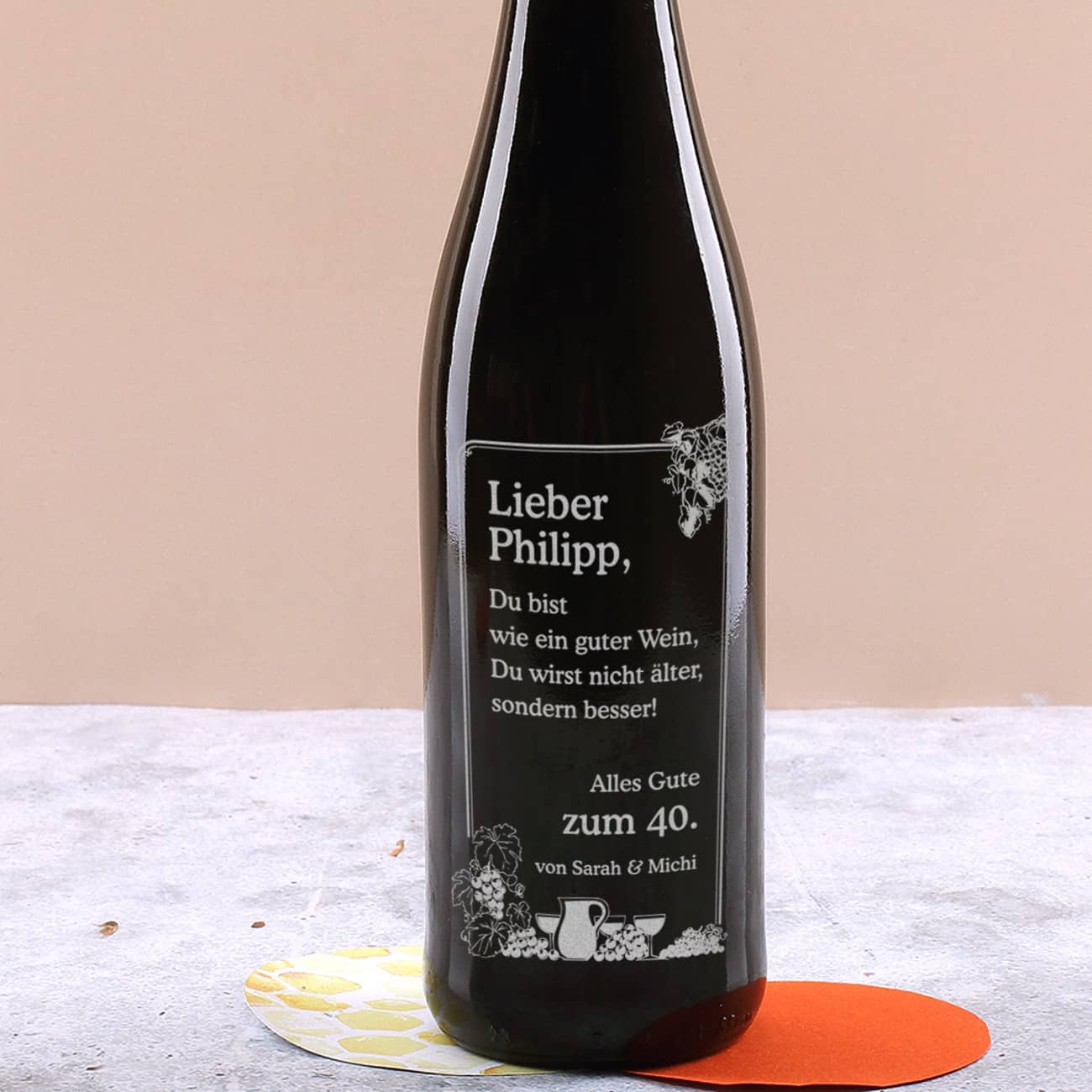 Gravierte Weinflasche mit Trauben Motiv zum Geburtstag in silber