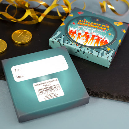 Detailansicht der Jugendweihe-Geschenkbox mit Beschriftungsfeld „Für“ und „Von“ auf der Rückseite
