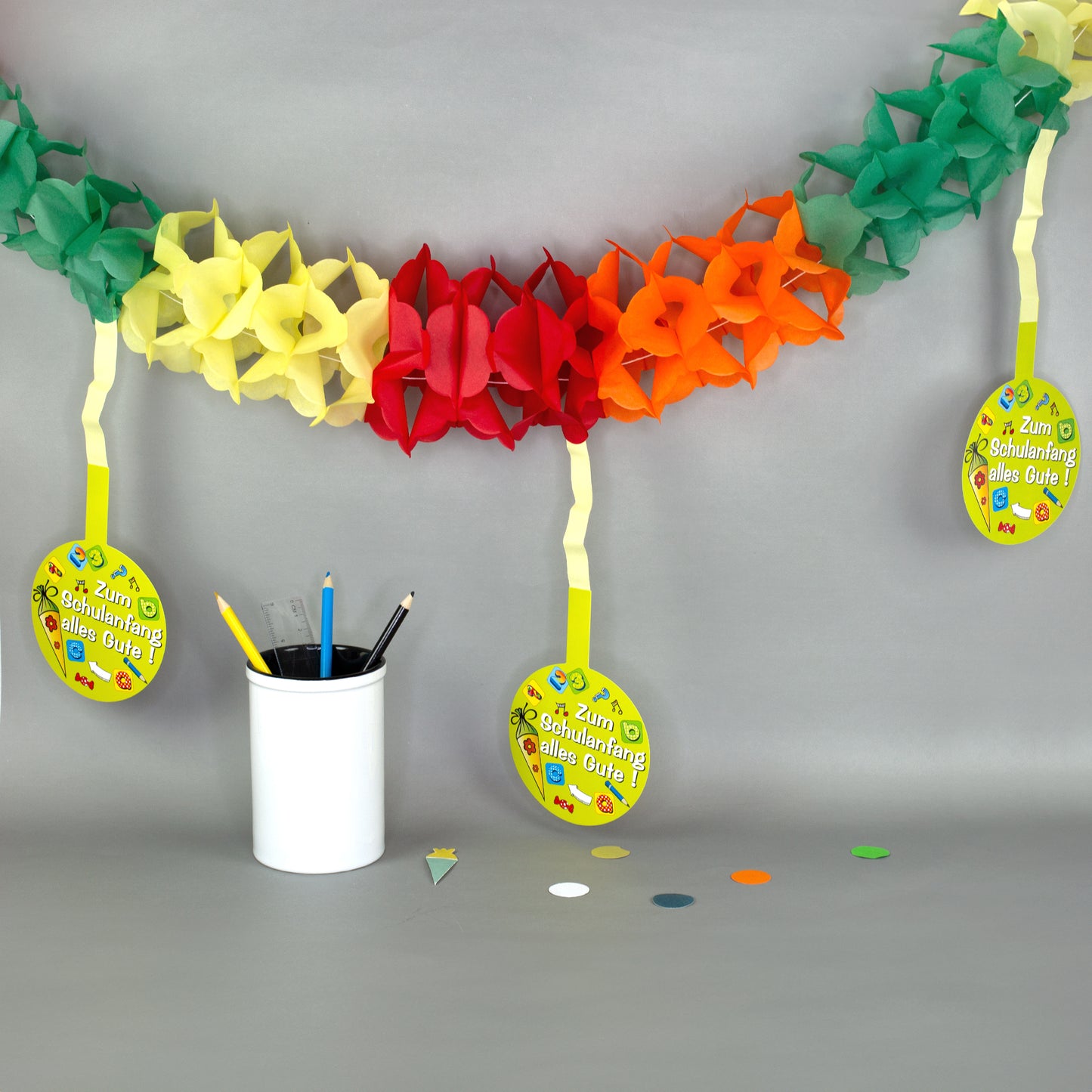 Bunte Schulanfang Girlande mit 12 Anhängern als Einschulung Deko über einem Schreibtisch