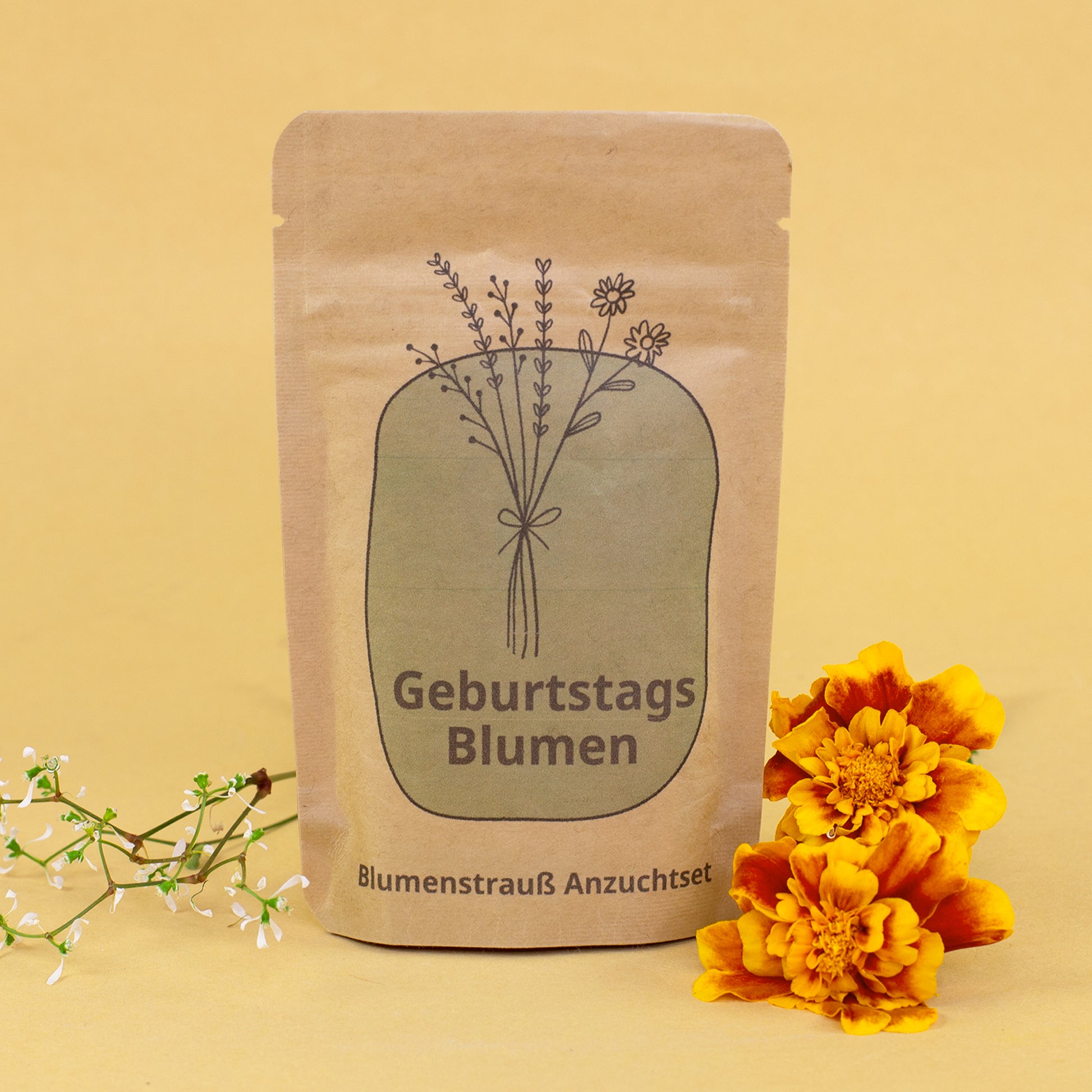 Anzuchtset Geburtstagsblumen im Kraftpapierbeutel mit Blumenstrauß Motiv auf gelbem Hintergrund