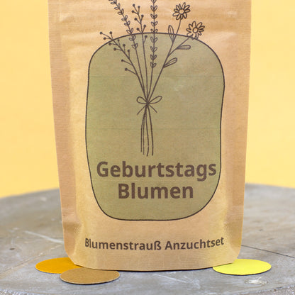 Nahaufnahme vom Blumenstrauß Anzuchtset Geburtstagsblumen mit Kraftpapierbeutel und Blumen Motiv