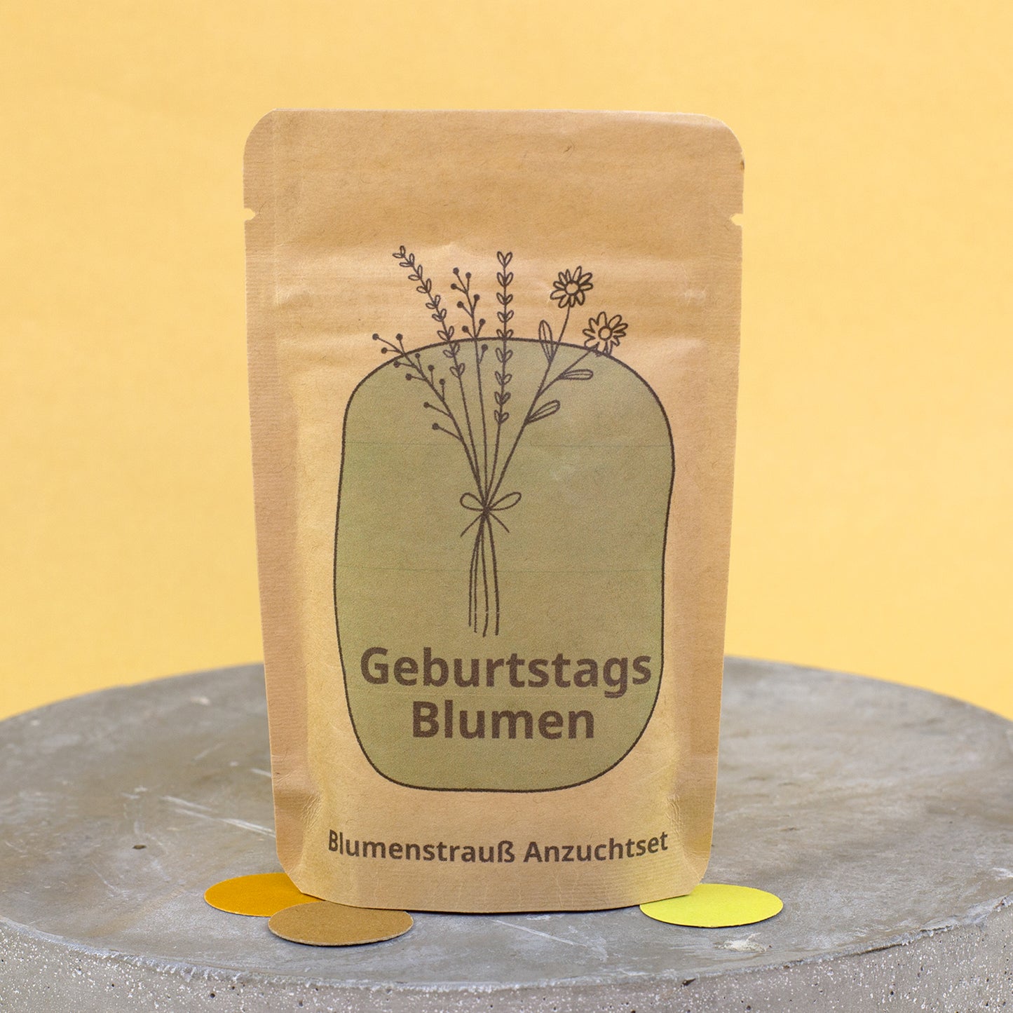 Geburtstagsblumen Anzuchtset im Kraftpapierbeutel mit schlichtem Blumenstrauß Motiv auf gelbem Hintergrund